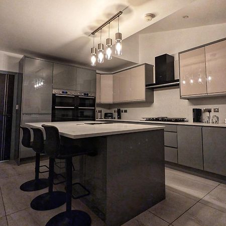 Beautiful 5 Bedroom Home Sleeps 12 People In מנצ'סטר מראה חיצוני תמונה