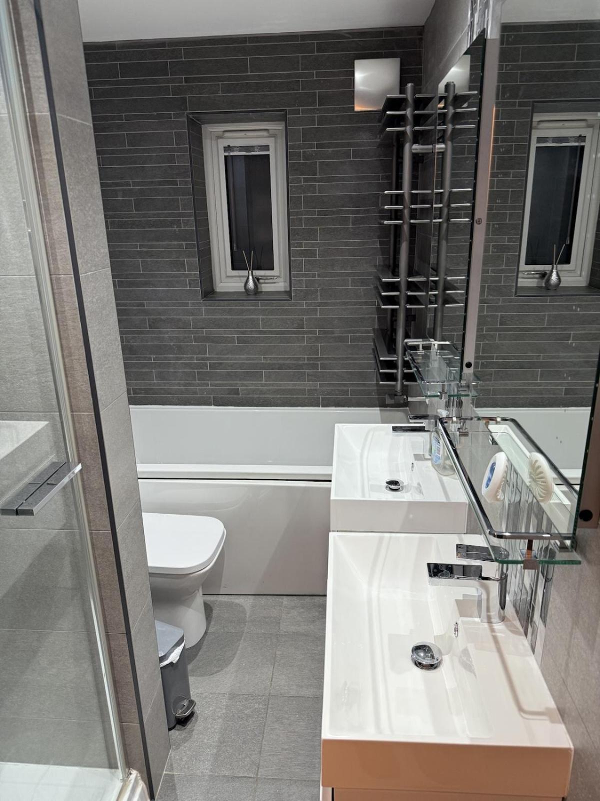 Beautiful 5 Bedroom Home Sleeps 12 People In מנצ'סטר מראה חיצוני תמונה