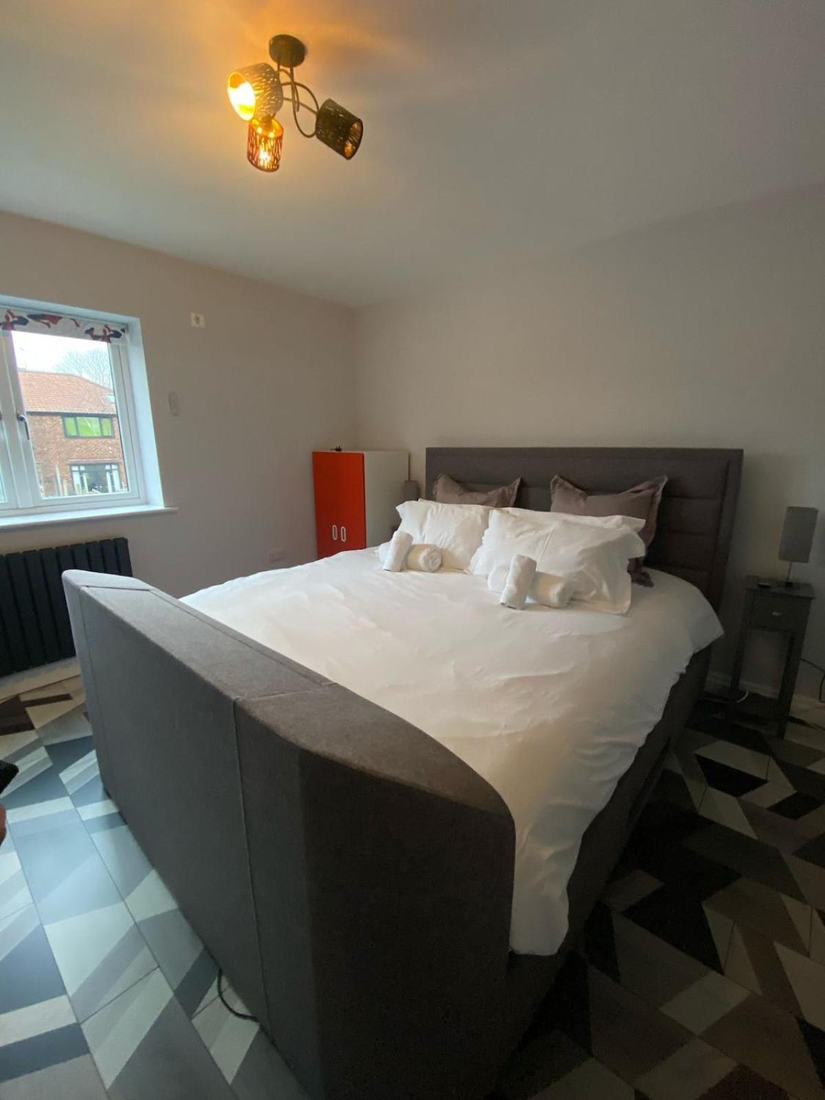 Beautiful 5 Bedroom Home Sleeps 12 People In מנצ'סטר מראה חיצוני תמונה